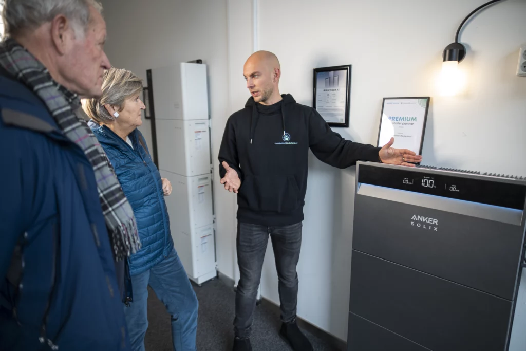 Adviseur Dion laat in de showroom een thuisbatterij zien