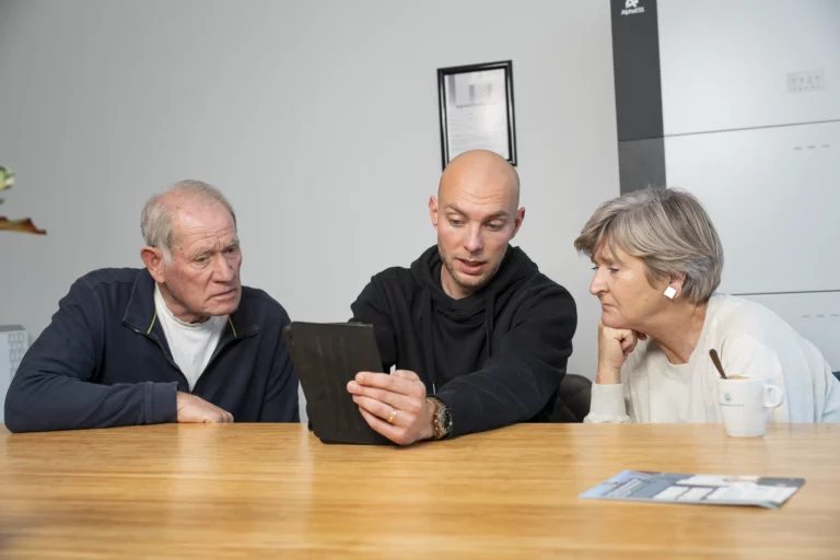 Adviseur van ThuisbatterijNederland.nl bespreekt een thuisbatterij met een klant