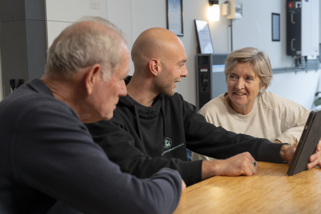 Een adviseur van ThuisbatterijNederland.nl legt aan tafel uit wat een thuisbatterij oplevert