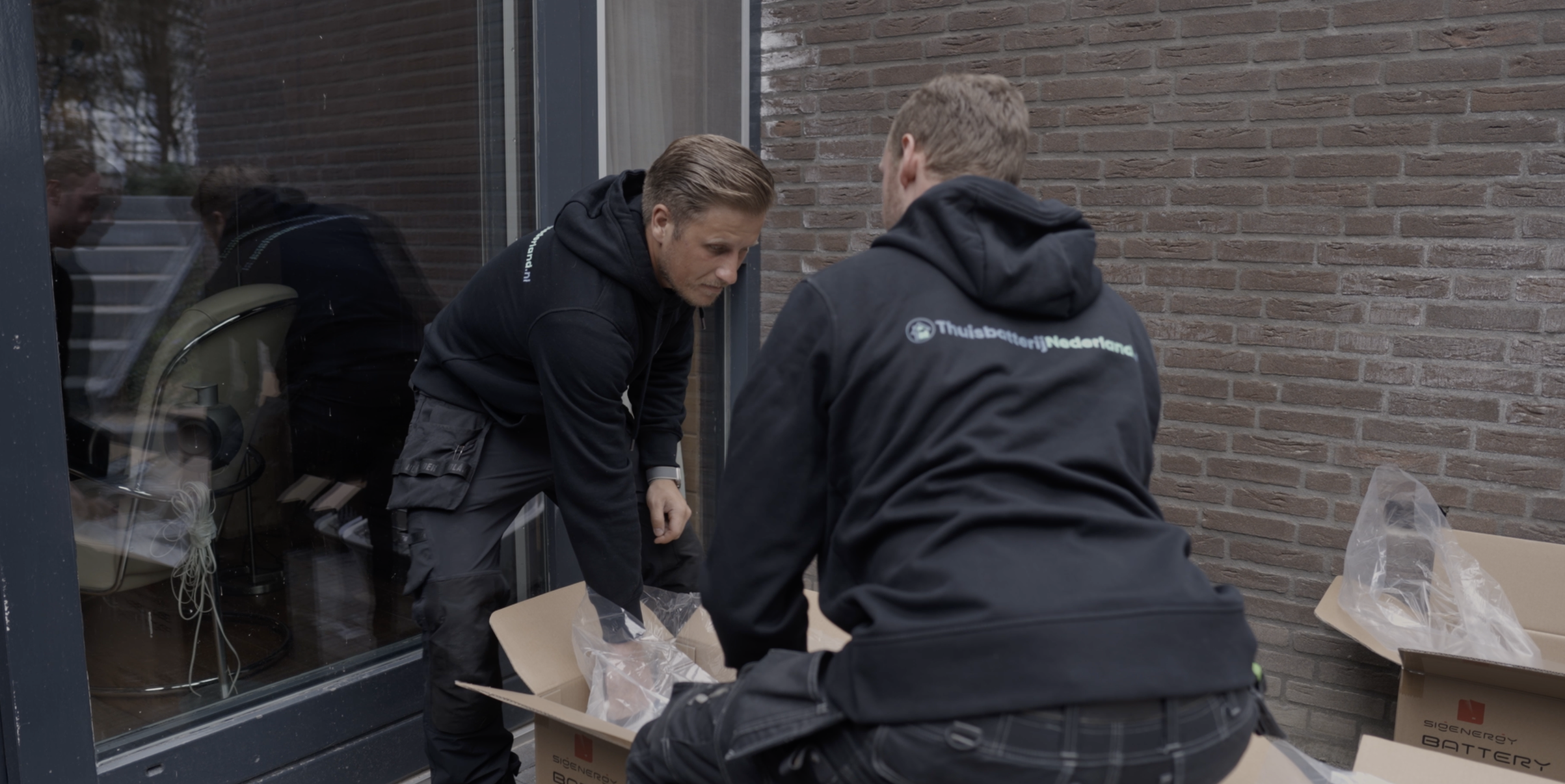 Monteur van ThuisbatterijNederland.nl installeert een thuisbatterij