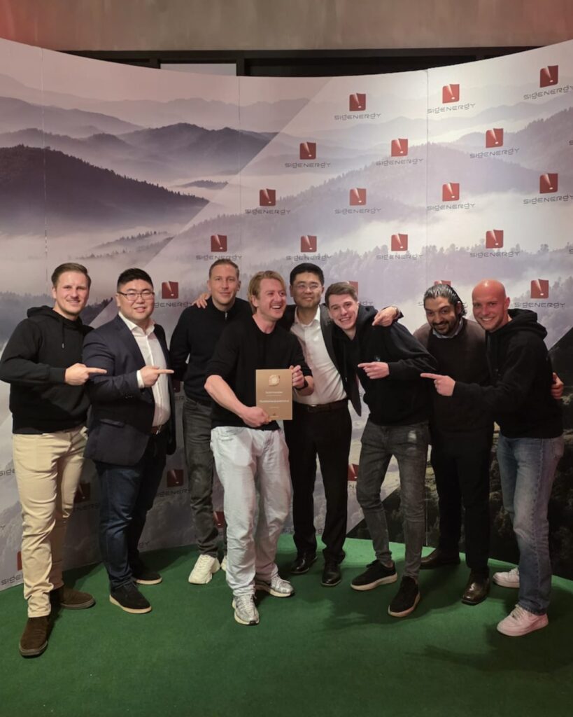 Het team van ThuisbatterijNederland.nl samen met Sigenergy tijdens de uitreiking van de Gold Installer-award.