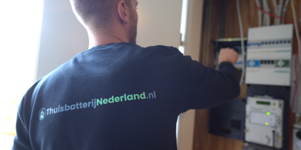 Monteur van ThuisbatterijNederland.nl bij de meterkast
