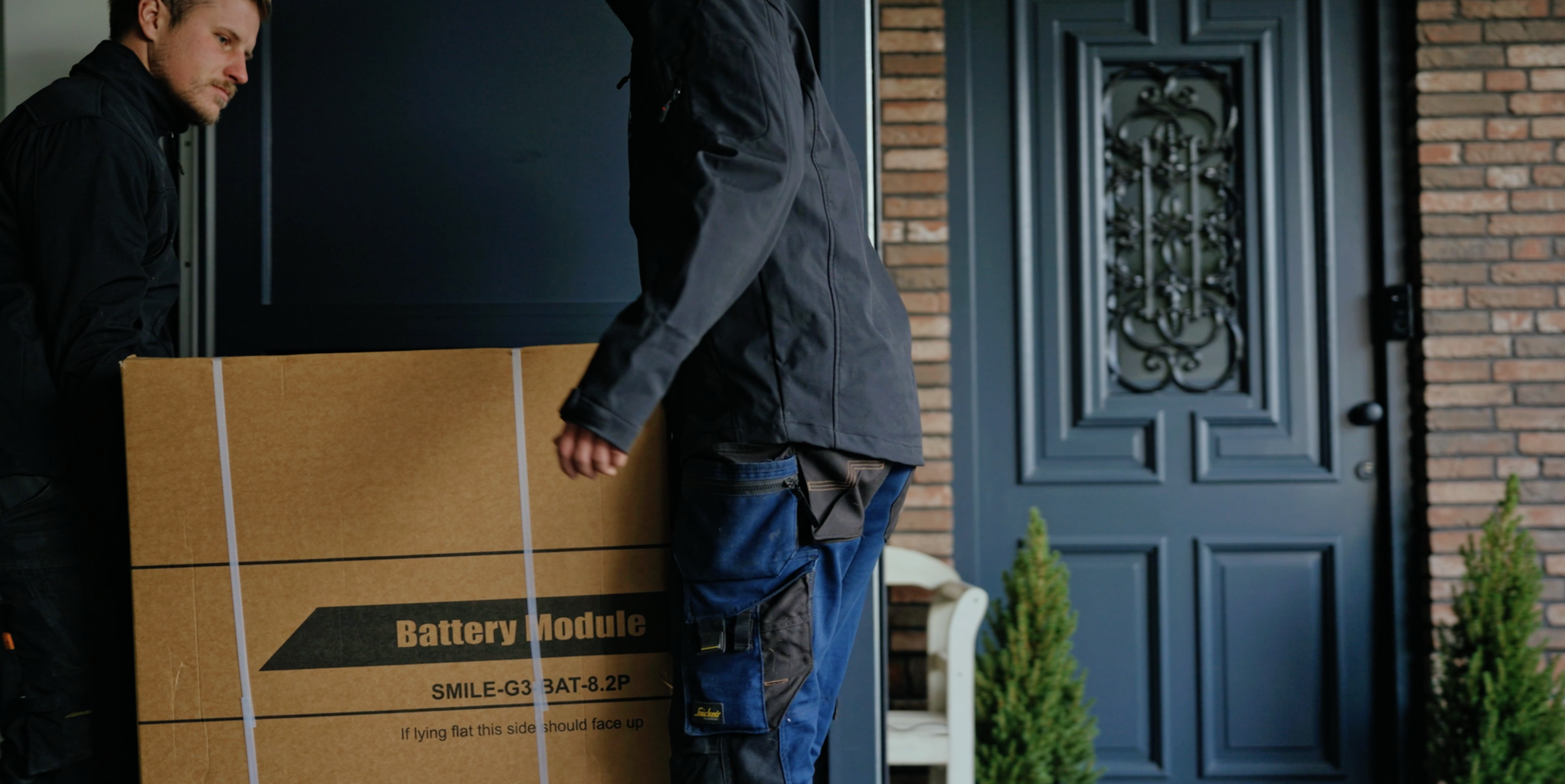 Monteur van ThuisbatterijNederland.nl installeert een thuisbatterij