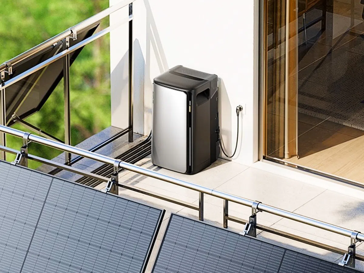 Thuisbatterij op balkon Thuisbatterij op balkon