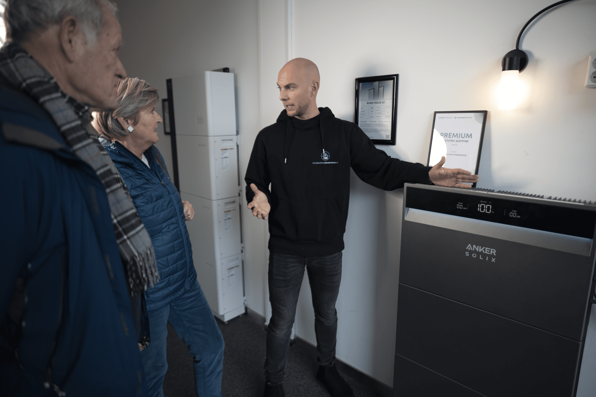 Een adviseur van ThuisbatterijNederland.nl in gesprek in de showroom