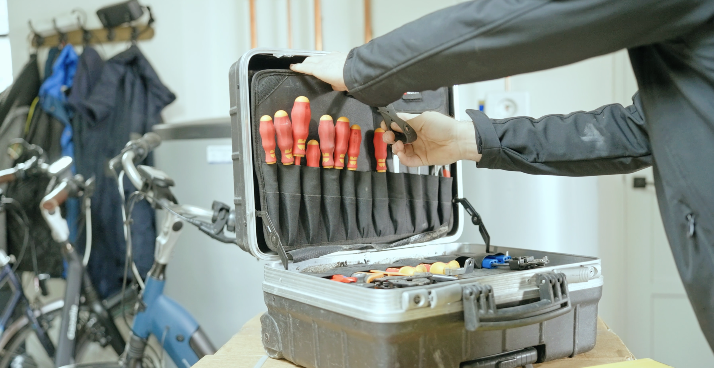 Monteur van ThuisbatterijNederland.nl installeert een thuisbatterij