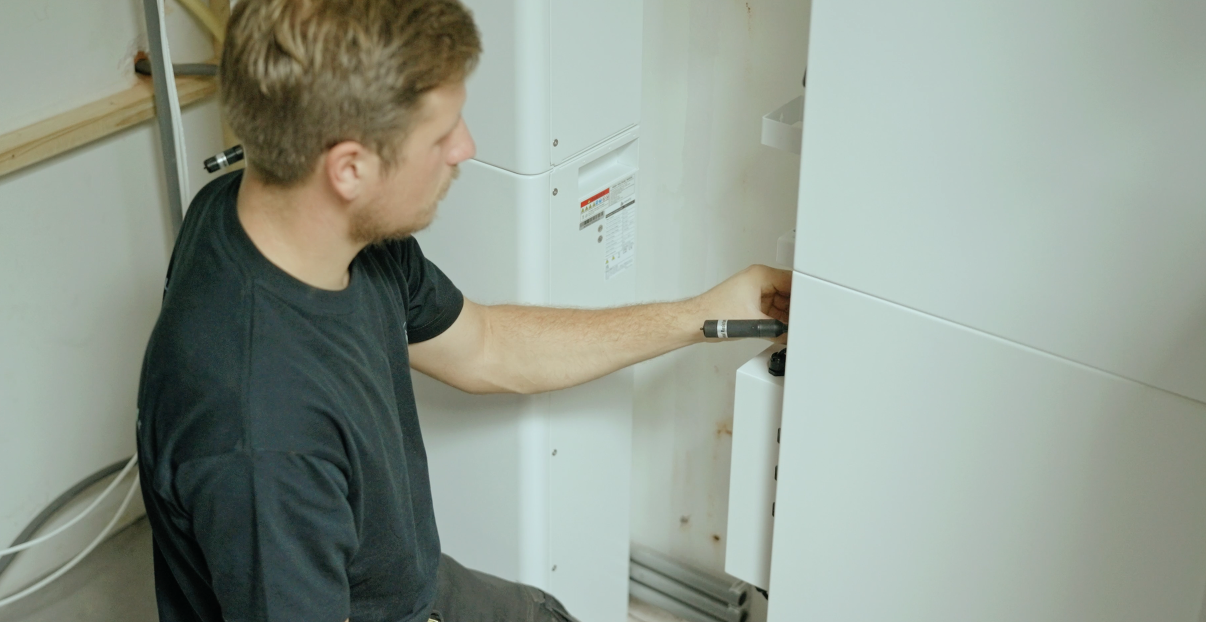 Monteur van ThuisbatterijNederland.nl installeert een thuisbatterij
