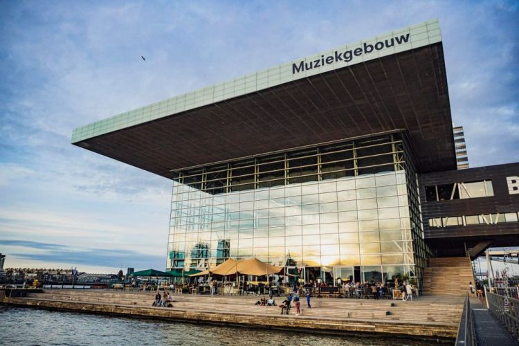 Muziekgebouw aan 't IJ in Amsterdam met 964 zonnepanelen, gerealiseerd door Energy@theoffice