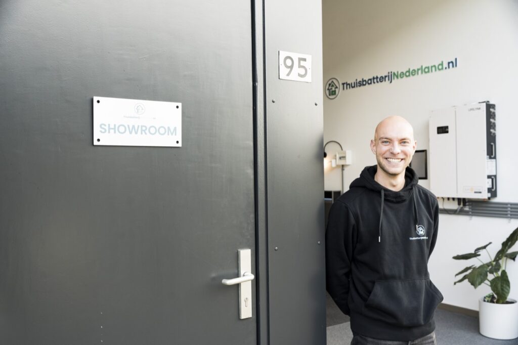 Een adviseur bij de deur van de showroom
