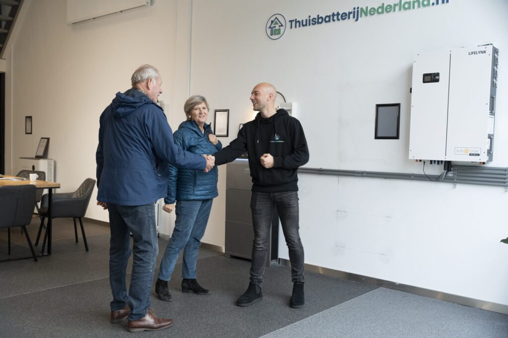 Dion ontvangt twee klanten in de showroom in Nieuw-Vennep
