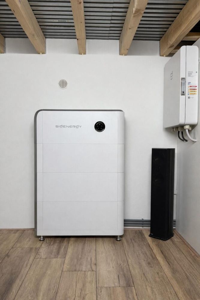 Een Sigenergy-thuisbatterij in een woonkamer, geïnstalleerd door ThuisbatterijNederland.nl