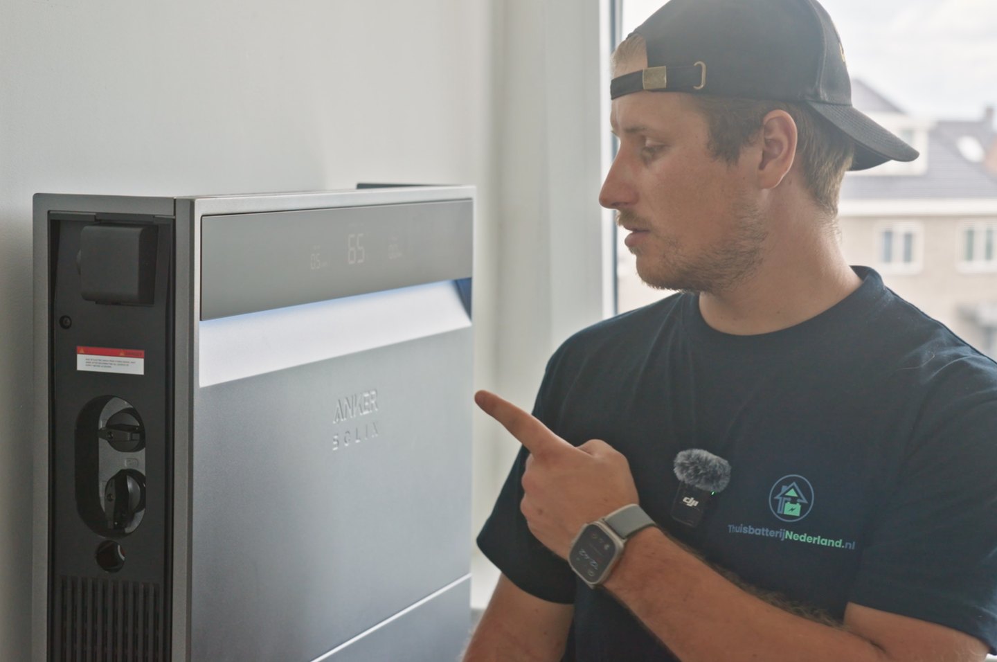 Monteur van ThuisbatterijNederland.nl bij een geïnstalleerde Anker SOLIX X1