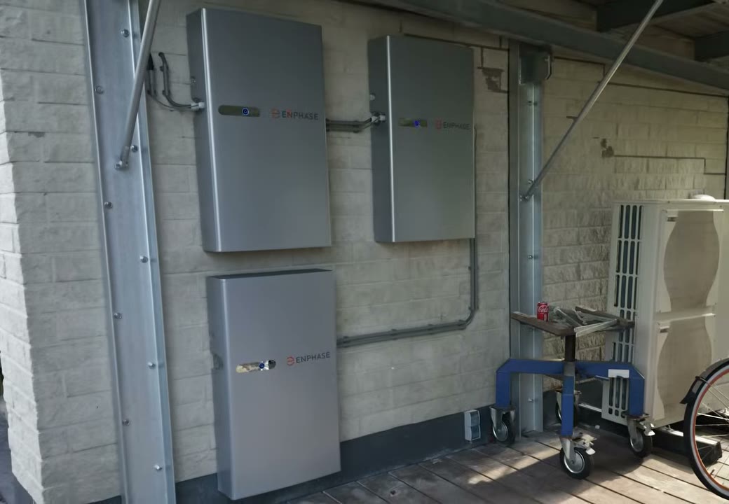 De drie Enphase IQ Battery 5P-batterijen aan de buitenmuur bij Britta