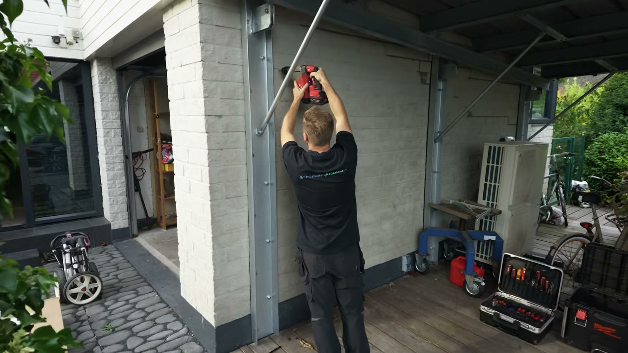 Monteur boort de gaten voor de muurbeugels