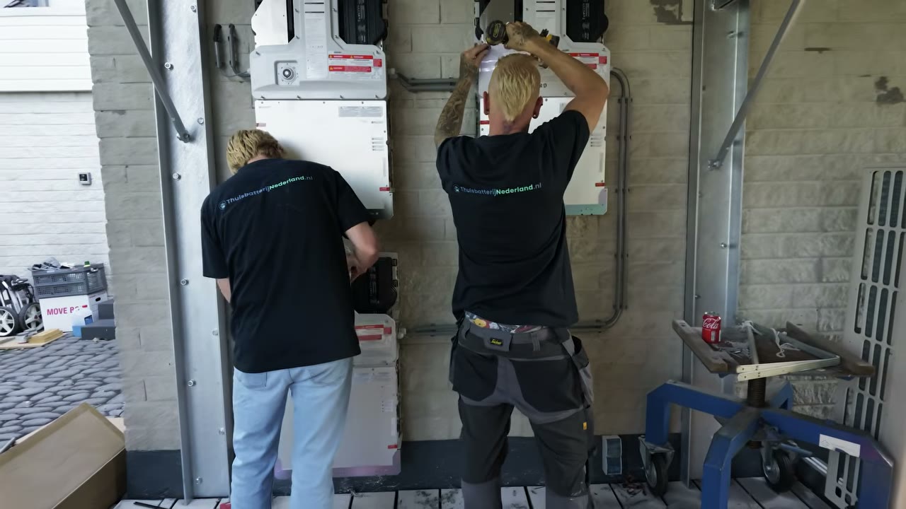 Twee monteurs werken de batterijen af