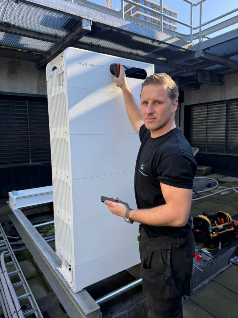 Installateur van ThuisbatterijNederland.nl aan het werk bij een klant