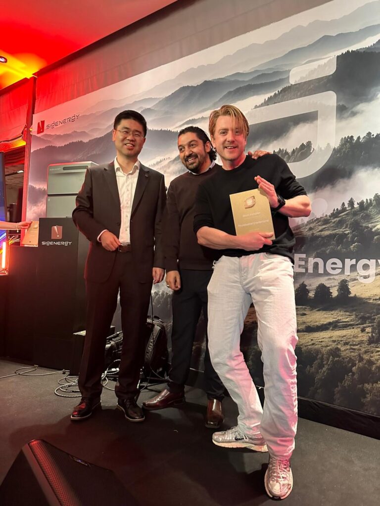De Sigenergy Gold Installer-award in ontvangst nemen