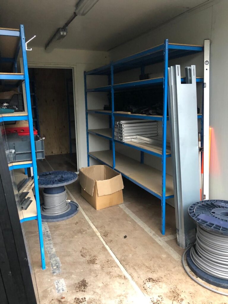Binnen in de zeecontainer: stellingen en materiaal