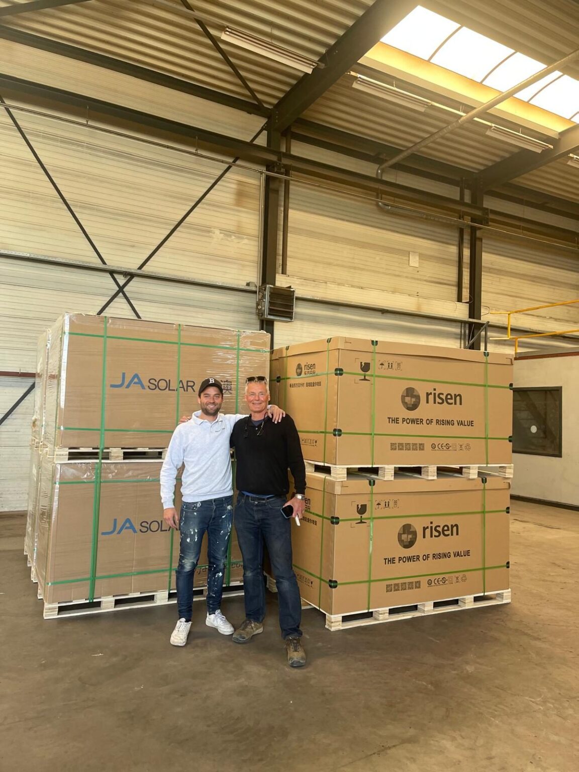 Stef en Kees Nielen samen in de loods in Nieuw-Vennep